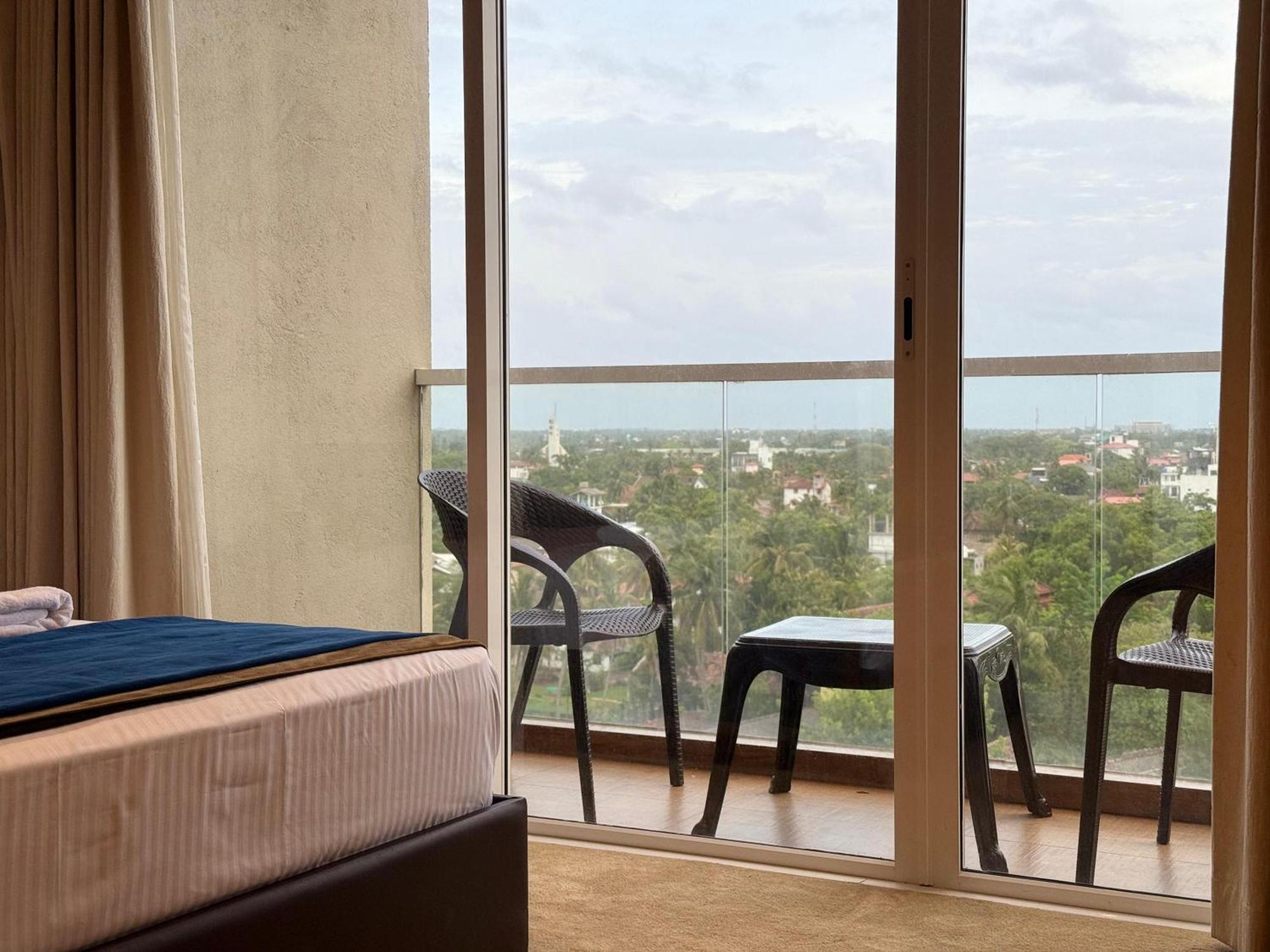 Ocean Breeze Negombo- Tidesend Luxury Beach Apartments Εξωτερικό φωτογραφία
